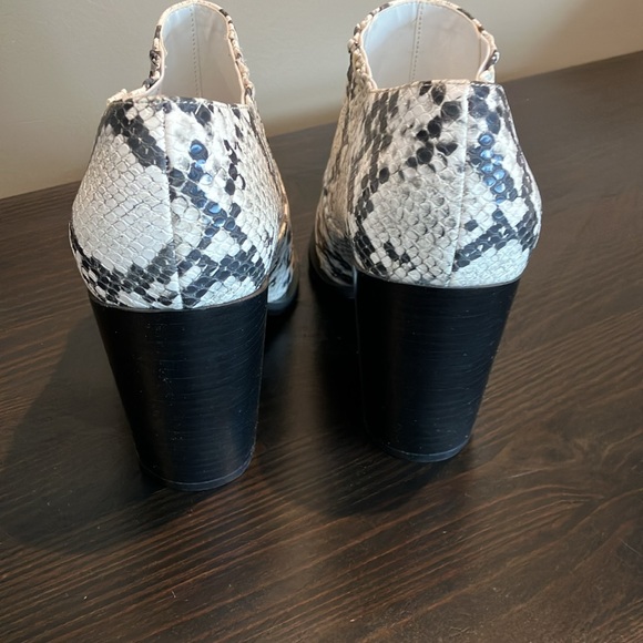 Size 9 White gray & black snake print Kendall and Kylie boots with 4 inch heels - Picture 5 of 12
